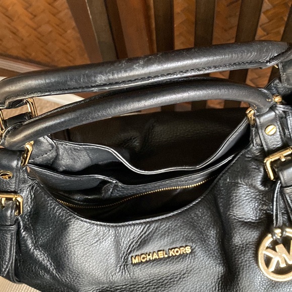 MICHAEL KORS - Black Pebble Leather Hobo Gold buckles - Picture 7 of 9